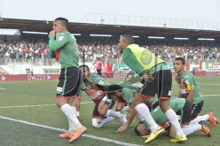 الموب تنفرد بالصدارة وقمة بولوغين تنتهي بحرب في المـدرجات