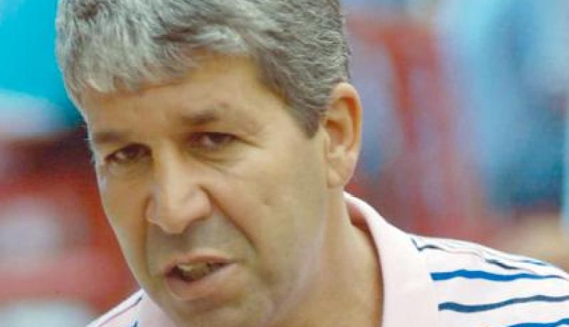 مؤسفٌ‮ ‬ما‮ ‬يحدث في‮ ‬ملاعبنا وأدعو الجهات المسؤولة إلى الاقتداء بالتجربة الإنجليزية‮”