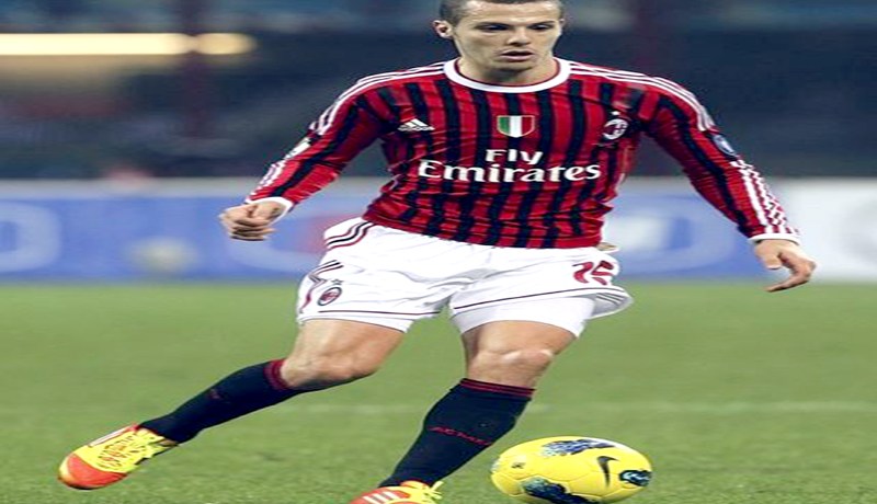 أكيربي‮ ‬ينضم لميلان‮… ‬يطلب نزع الرقم‮ ‬15‮ ‬من مصباح وشميلزر‮ ‬يهدده