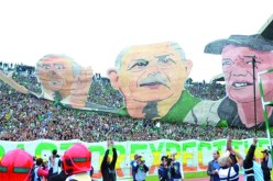 أنصار الرجاء يرفعون صورة حليلوزيتش وسعدان في تيفو عالمي