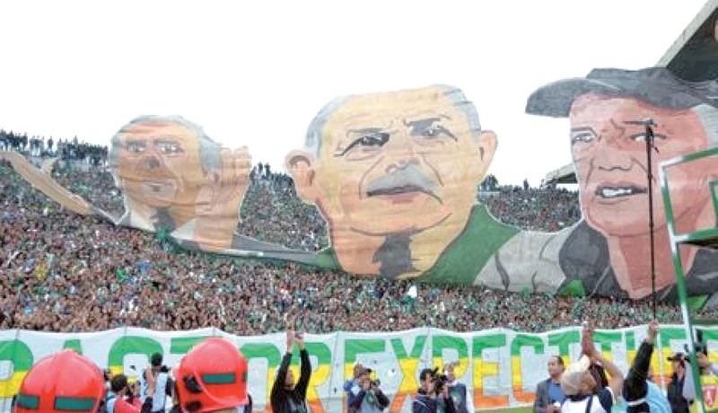 أنصار الرجاء يرفعون صورة حليلوزيتش وسعدان في تيفو عالمي