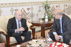 تهمي وروراوة يستقبــــلان بلاتـــير بمطــار هواري بومدين في طريقه إلى الكــاميرون