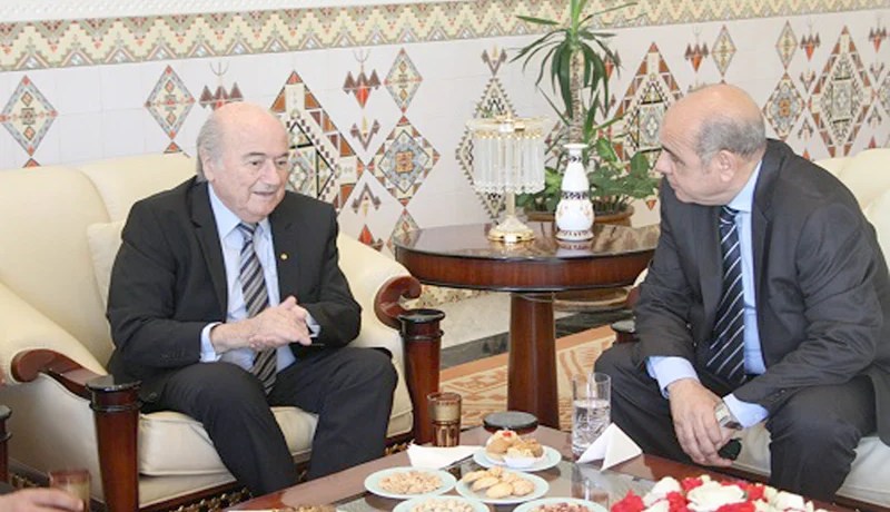 تهمي وروراوة يستقبــــلان بلاتـــير بمطــار هواري بومدين في طريقه إلى الكــاميرون