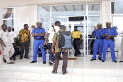 إجراءات أمنية مشددة وتفتيش صارم حول الملعب وداخله لتأمين اللقاء