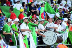 أنصار “الخضر” يستفزون اللاعبين خلال تجولهم في منتجعات “سان سيتي”