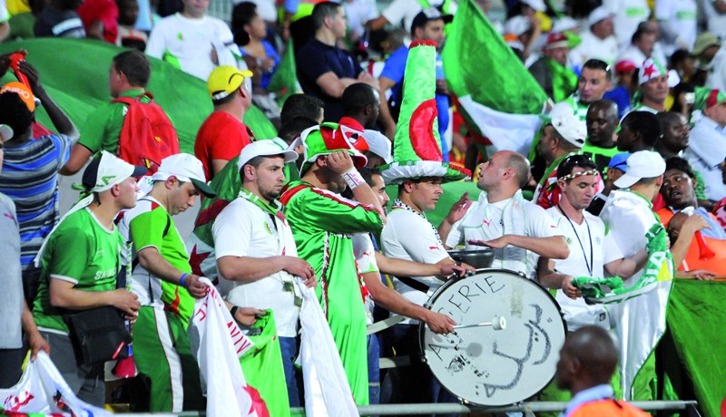 أنصار “الخضر” يستفزون اللاعبين خلال تجولهم في منتجعات “سان سيتي”