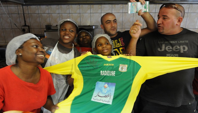 مغربيان، جنوب إفريقية وحتى هنود سيشجعون الجزائر في “الكان”