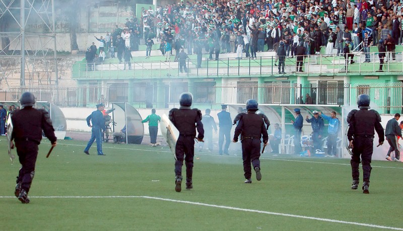 منع مثيري‮ ‬الشغب من دخول الملاعب بقوة القانون