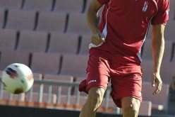 يبدة يندمج في تدريبات غرناطة ويداعب الكرة بعد 8 أشهر من الغياب