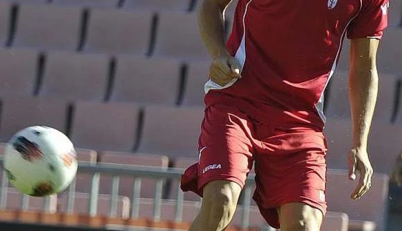 يبدة يندمج في تدريبات غرناطة ويداعب الكرة بعد 8 أشهر من الغياب