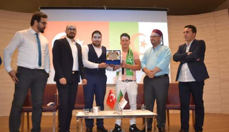 بالصور: تكريم منقذ الطفلة السورية في تركيا بوسام الشجاعة