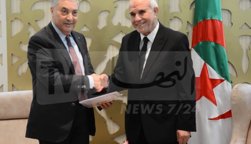 بن فليس يودع ملف ترشحه لدى سلطة الانتخابات