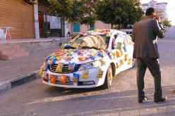 عريس غزي يزين سيارة زفافه بأكياس الشيبس