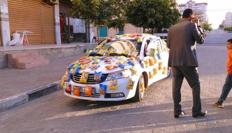عريس غزي يزين سيارة زفافه بأكياس الشيبس
