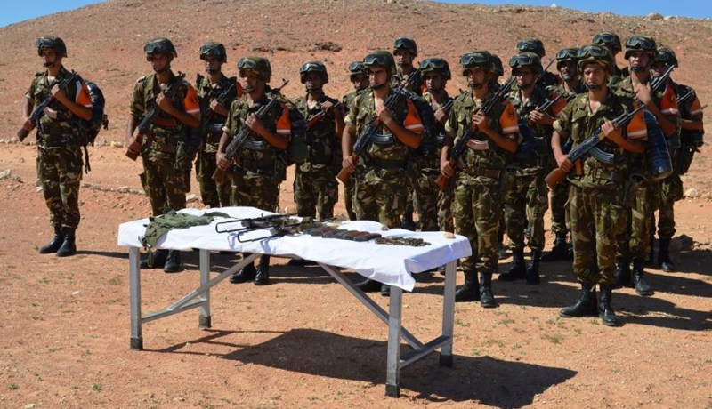 بالصور.. إرهابيان يسلمان نفسيهما للسلطات العسكرية ببرج باجي مختار