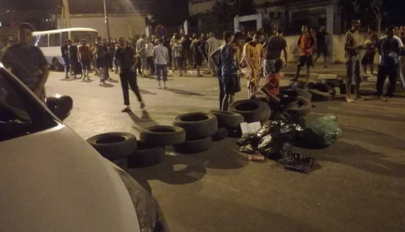 بالصور .. سكان الأخضرية يغلقون الطريق احتجاجا على قطع الماء عشية عيد الأضحى المبارك