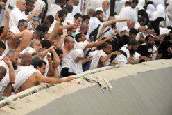 الحجاج يرمون الجمرات ويؤدون طواف الوداع في يوم التعجل