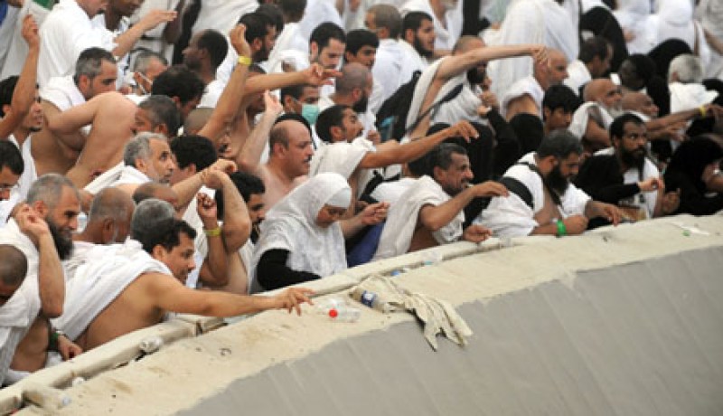 الحجاج يرمون الجمرات ويؤدون طواف الوداع في يوم التعجل