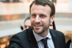 بالفيديو.. إمرأة تُحرج ماكرون بسبب السترات الصفراء