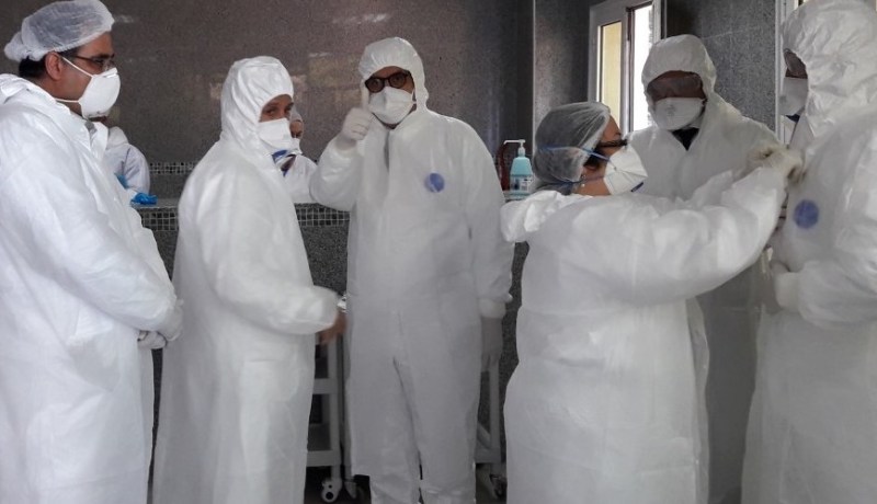 الوزير الأول: ” أقدر لكم تضحياتكم وتفانيكم في أدآء واجبكم الطبي”