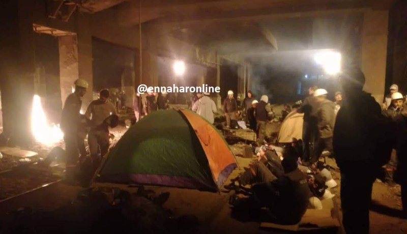 بالصور.. أصحاب عقود ما قبل التشغيل في اعتصام مفتوح حتى تلبى مطالبهم بمركب الحجار