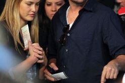 بالصور .. “دي كابريو” تابع نزال القرن متخفيا