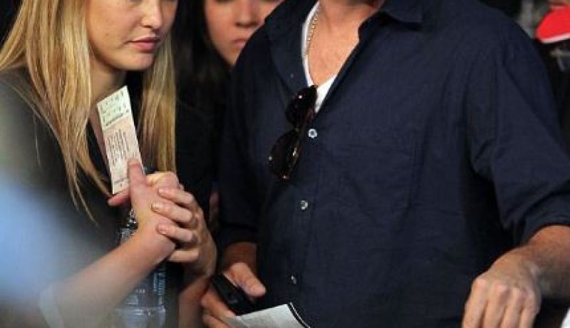 بالصور .. “دي كابريو” تابع نزال القرن متخفيا