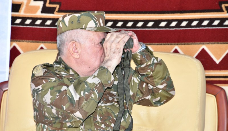 شنڨريحة يشرف على تنفيذ رمايات بالصواريخ “أرض-جو” بتمنراست