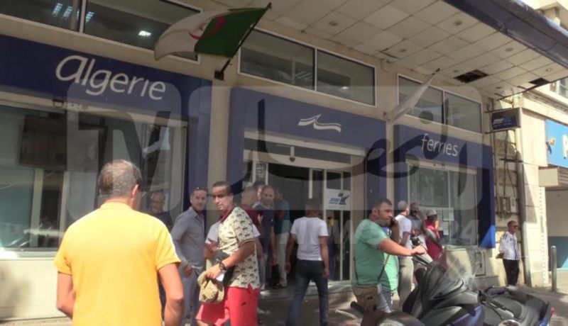 مسافرون برحلة الطاسيلي 2 يحتجون على عدم تعويضهم عن التأخير بوهران