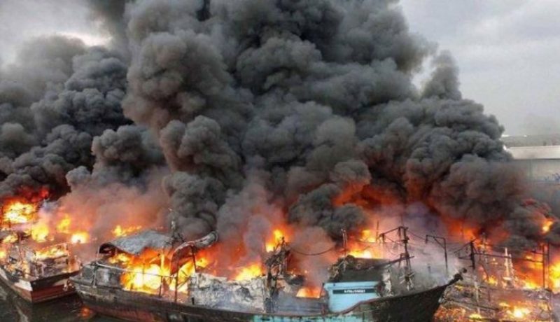 إحتراق 4 سفن تجارية بميناء نخل تقي في إيران