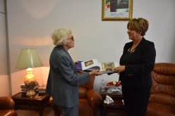 كاتبة أمريكية تؤلف كتابا حول التكفل بالمرأة في الجزائر