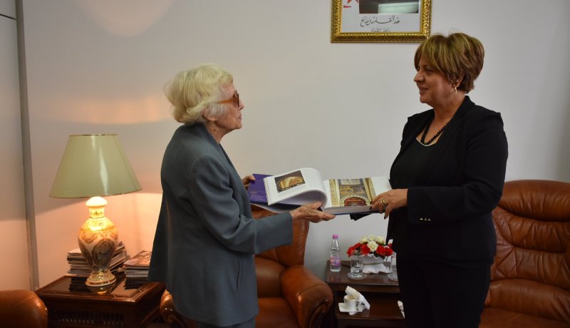 كاتبة أمريكية تؤلف كتابا حول التكفل بالمرأة في الجزائر