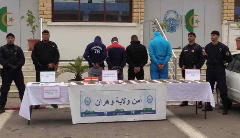 امن وهران يحجز أكثر من 8 كلغ كيف ويسترجع 4 سيارات