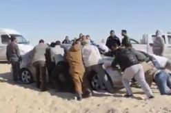 فيديو.. الشيخ شمس الدين يعلق في رمال ورقلة