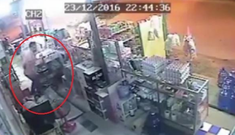 بالفيديو شاحنة تقتحم متجرا وصاحبه ينجو من الموت بأعجوبة