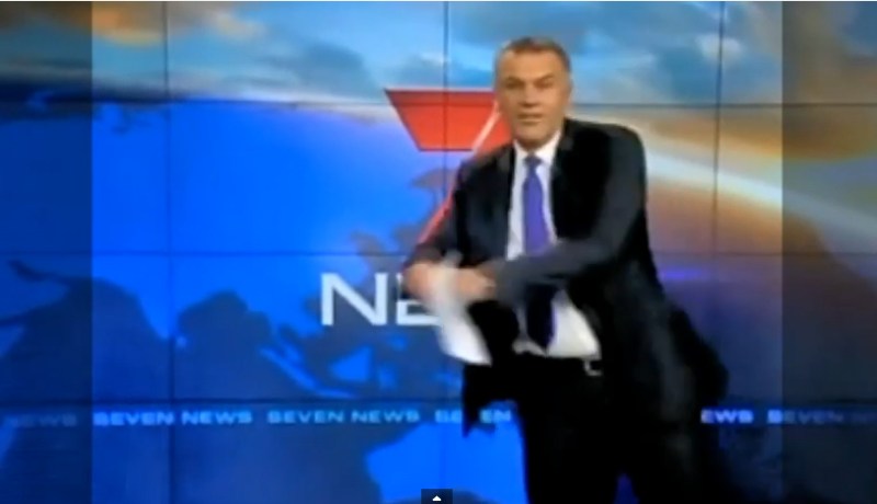 فيديو لمذيع يرفه عن نفسه برقصة على المباشر