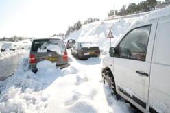 طرقات مقطوعة لحركة المرور بولايتين من غرب الوطن بسبب تساقط الثلوج