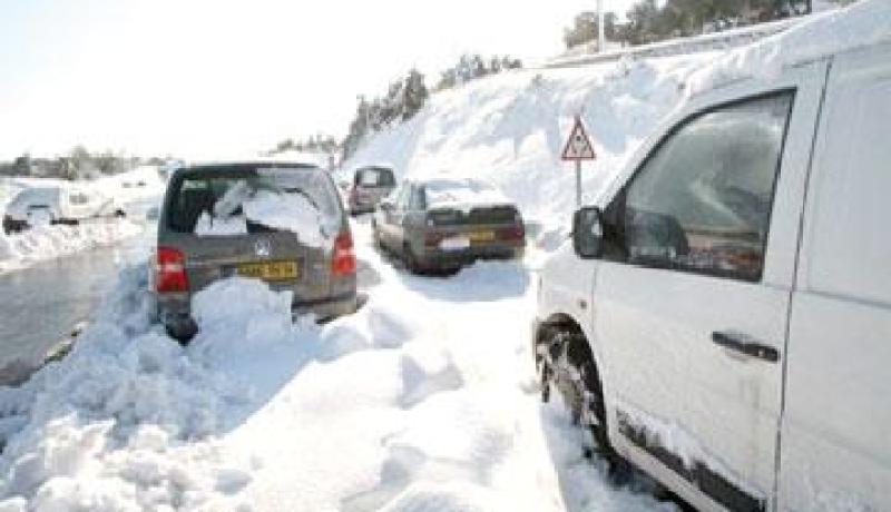 طرقات مقطوعة لحركة المرور بولايتين من غرب الوطن بسبب تساقط الثلوج