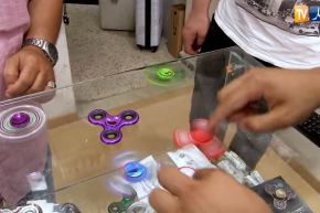 فيديو.. HAND SPINNER لعبة جديدة تجتاح السوق لعلاج القلق
