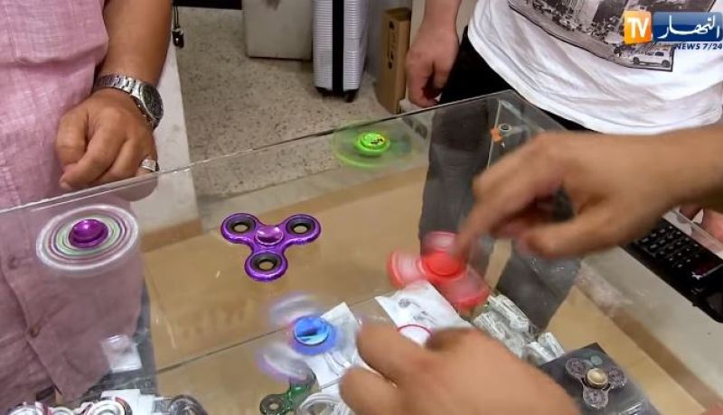 فيديو.. HAND SPINNER لعبة جديدة تجتاح السوق لعلاج القلق