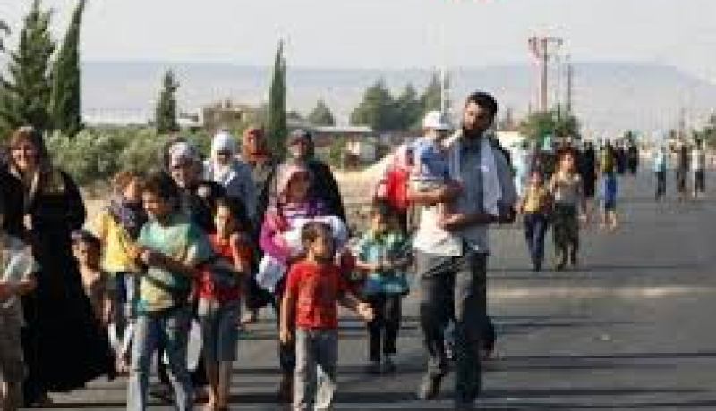 مع دخول الجيش السوري شمال المدينة آلاف من التركمان والعرب يفرون