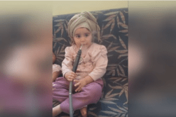 فيديو صادم.. طفلة ذات أربع سنوات تدخّن الشّيشة وهذا ردّ فعلها بعد سحبها منها