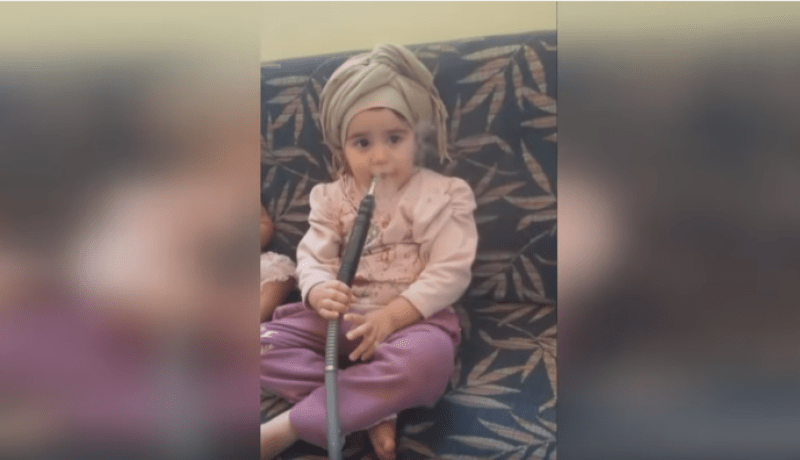 فيديو صادم.. طفلة ذات أربع سنوات تدخّن الشّيشة وهذا ردّ فعلها بعد سحبها منها