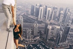 بالصور ..عارضة أزياء تتدلّى من سطح ناطحة السّحاب في دبي هل أقدمت على الإنتحار