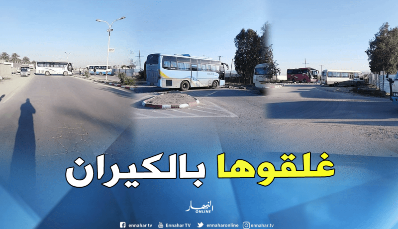 بالصور… مواطنو سيدي عقبة يغلقون الطريق الرابط بمدينة بسكرة لهذا السبب