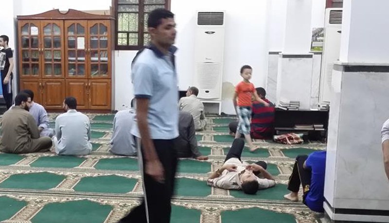 لا اعتكـاف بالمساجد إلا برخصة