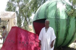 خضّار يصنع دلاعة ضخمة لجلب الزبائن في الوادي
