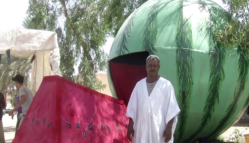 خضّار يصنع دلاعة ضخمة لجلب الزبائن في الوادي