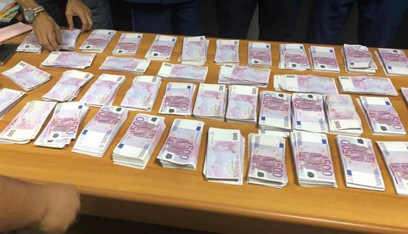 حجز 400 ألف أورو بمطار محمد بوضياف بقسنطينة