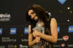 المرأة الملتحية تفوز بمسابقة يوروفيجن بعد أداء أغنية رايز لايك إيه فينيكس الشعبية